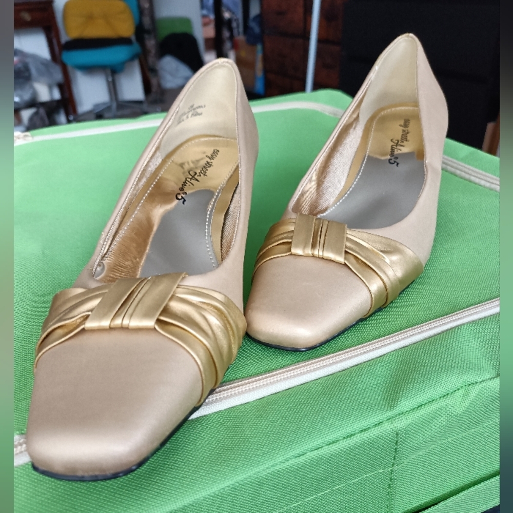 Stylish Easy Street Alive 5 Gold and Tan Women's Shoes, size 10 M EUC
